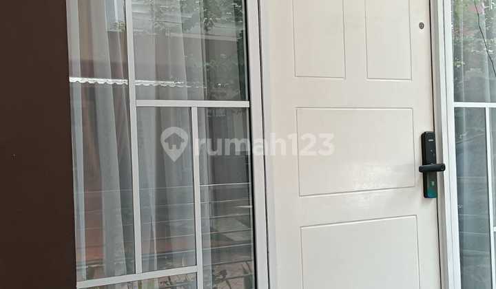 House in Malibu Village, Gading Serpong, Land Area 80m2, Freehold Certificate, Negotiable Price