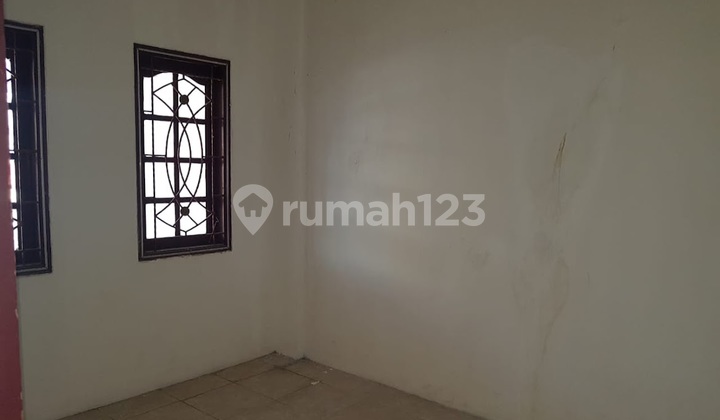 Quick Sale Ready-to-Live House Suitable for Garment Business in Empang Bahagia, West Jakarta Quick Sale Ready-to-Live House Suitable for Garment Business in Empang Bahagia, West Jakarta