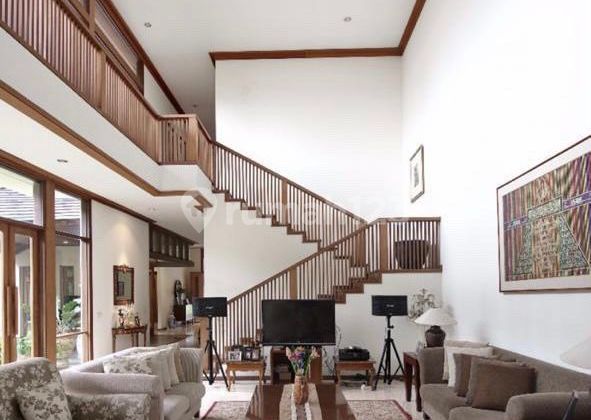 Rumah Gaya Tropis Kokoh Dan Terawat Di Ir. H Djuanda  2