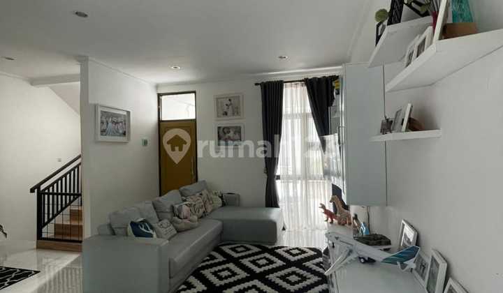 Nice 2-Story House with SHM on Terusan Gegerkalong Hilir Nice 2-Story House with SHM on Terusan Gegerkalong Hilir