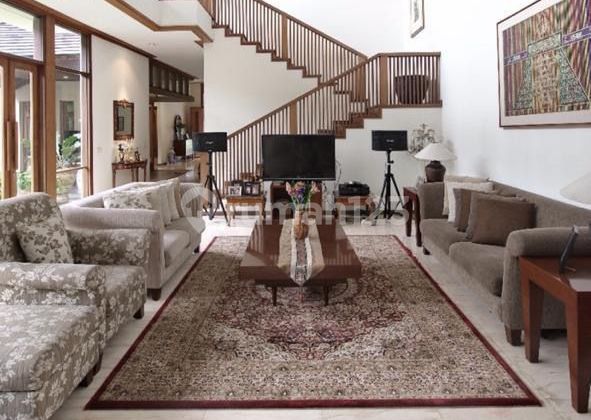 Rumah Gaya Tropis Kokoh Dan Terawat Di Ir. H Djuanda 