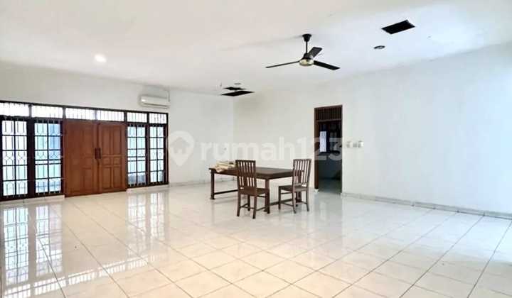 Nice House Shm Hook Position in Kemang South Jakarta