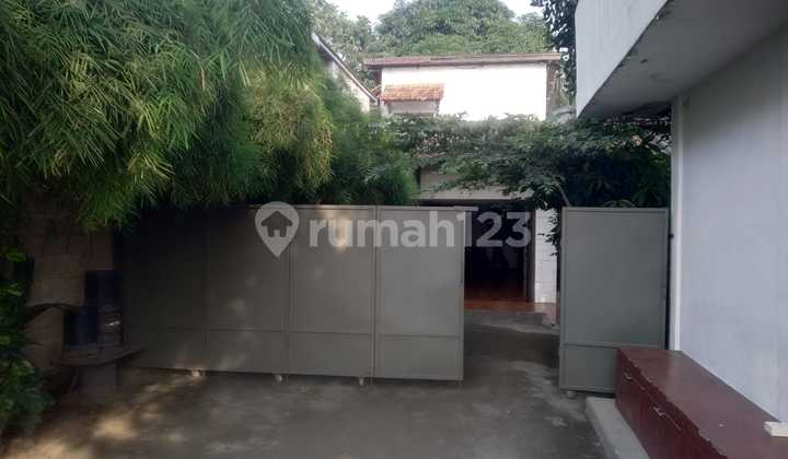 Rumah Jakarta Selatan Berikut Tempat Usaha 4 Kios Luasnya 960 M2