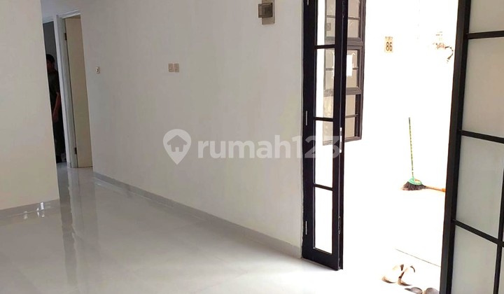 Newly renovated house in Graha Bintaro area near Parigi toll road. 2