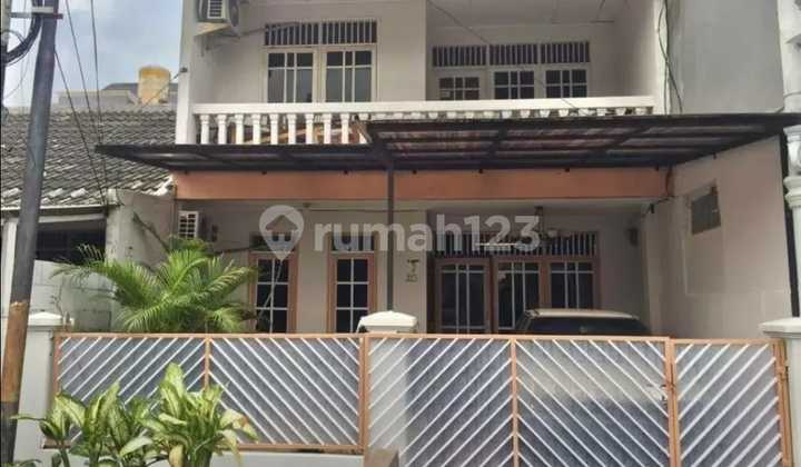 Ready-to-occupy house in Bintaro Jaya area, near Bintaro Plaza.