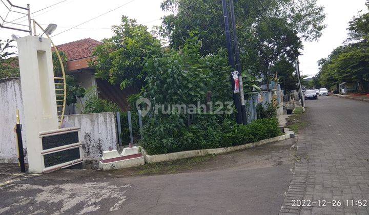 Rumah  di Jalan puspowarno  letak strategis dekat jalan raya siliwangi, ke jalan raya siliwangi  hanya 100 meter, letak hook, sangat cocok untuk gudang, dan untuk tempat usaha lainnya, depan pasar karangayu.  3