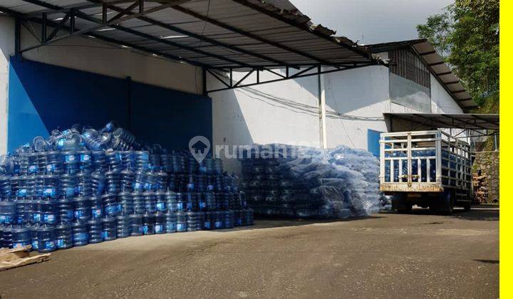 Pabrik AMDK  masih aktif ,dg 2 sumber air melimpah dari gunung salak,beserta seluruh asset dan managementnya ,SHM ,IMB lokasi dekat Tol BOCIM ,akses truk dobel ban ,fuso ,merk sendiri.Patner maclon dg merk ternama,perijinan lengkap ,mesin handal,parkir lu 5