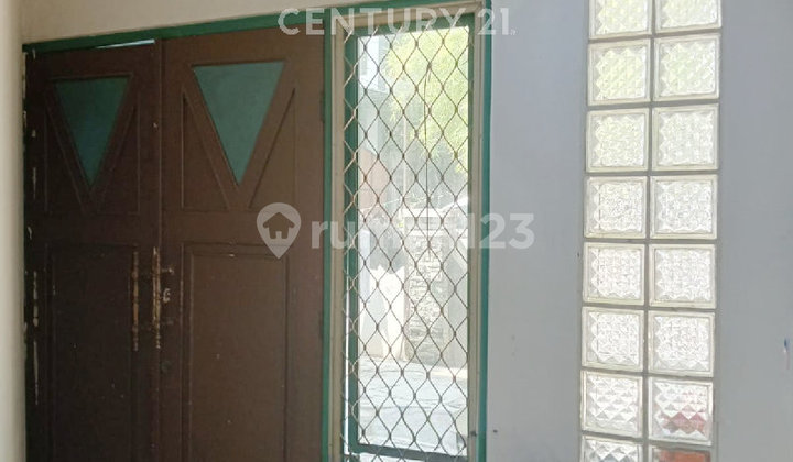 Corner House Fronting Park South-West Facing 2 Floors