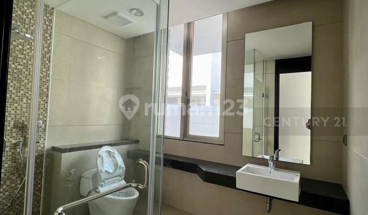 Rumah Mewah Pemandangan Golf Dan Danau PIK 2