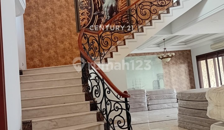 Luxury House for Rent in Taman Kebon Jeruk, West Jakarta 2