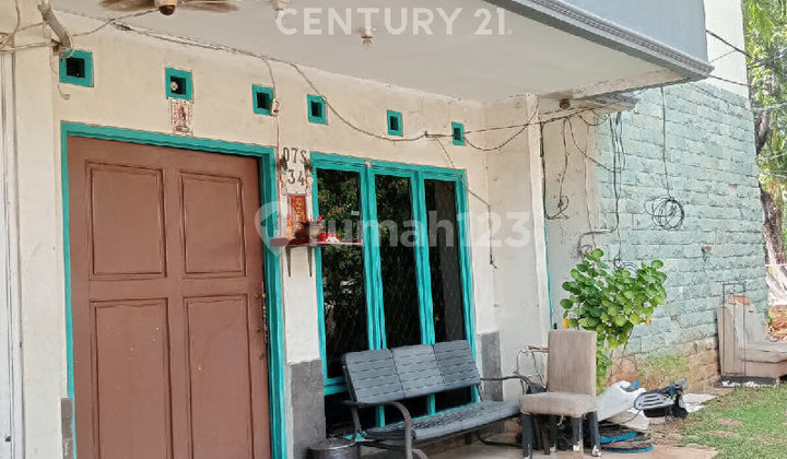 Corner 2-Story House Facing Park Prime Location 2