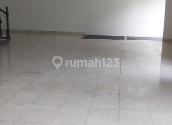Disewakan Rumah Taman Kebon Jeruk Intercon 2 Lantai, Jakarta Barat