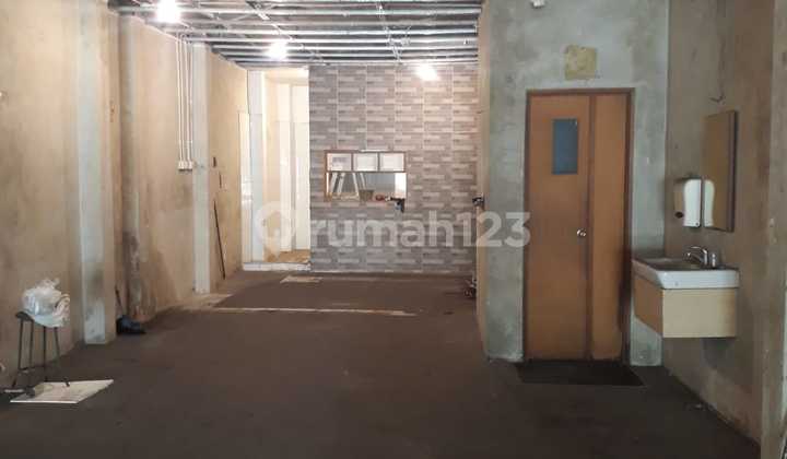 For Rent: Hayam Wuruk Shop House, Strategic Location on Main Road in West Jakarta 2