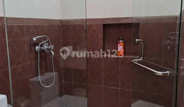 Rent House in Kemang 3.5 Floors Area 247m² Land 385m² 04.2024 2