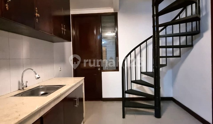 Rumah Disewakan 2,5 Lantai di Kemang Selatan Harga 450 Juta/Tahun 08.25 2