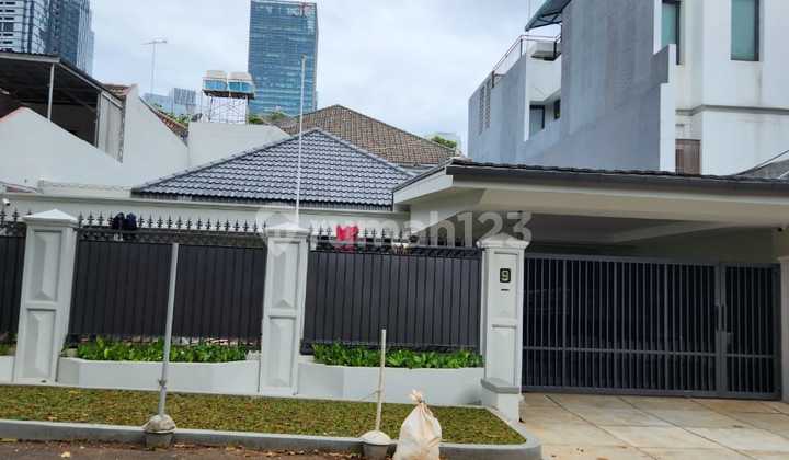Kebayoran House, land area 334m2, building area 300m2, 3 bedrooms, 2 bathrooms, good house