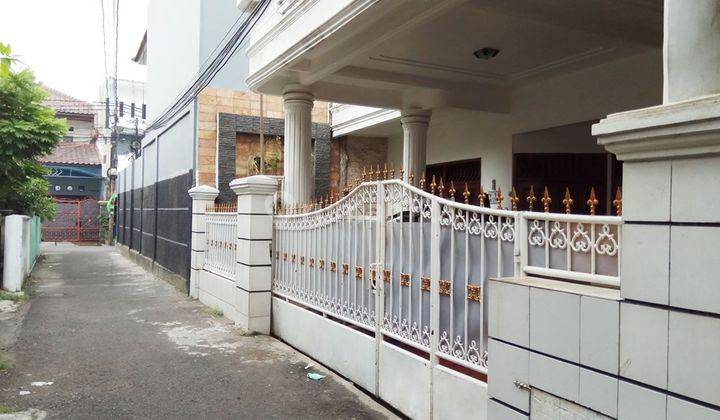 Rumah 2 Lantai Bagus Semi Furnished Di Tebet, Jakarta 1