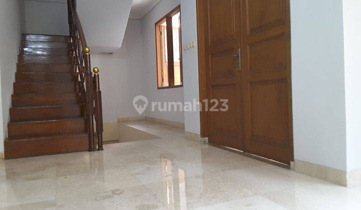 Rumah 3 Lantai Unfurnished SHM di Gandaria Kebayoran Baru Jakarta 2