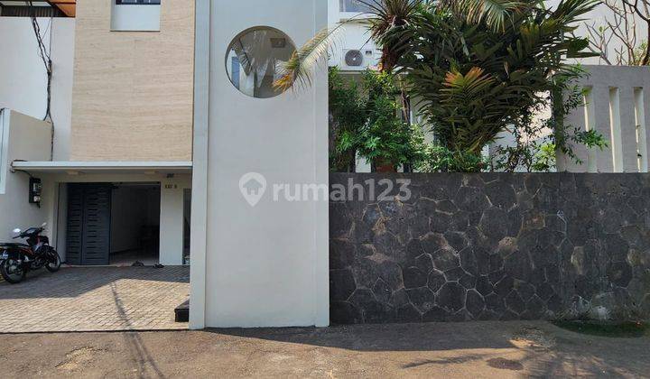 Rumah 3 Lantai Bagus Semi Furnished di Cilandak 09.23 1