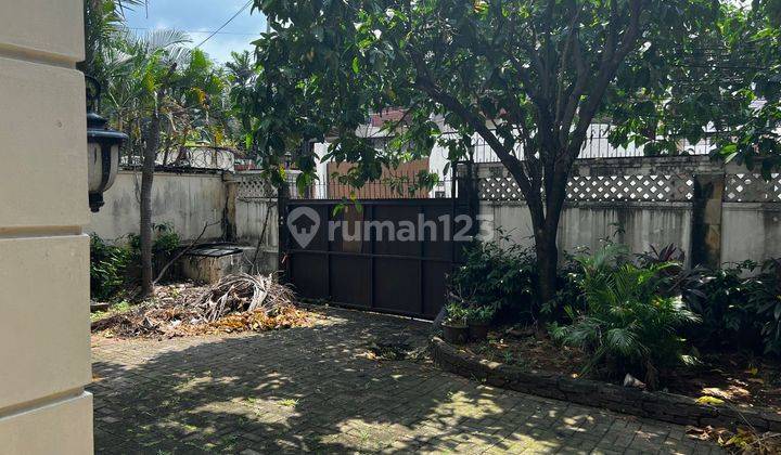 Rumah Megah 2 Lantai Bagus Semi Furnished di Kemang Barat 2