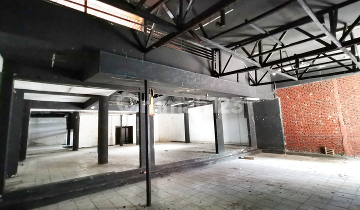 Shop House for Rent in Bandung City for Restaurant, Cafe, and Business in Karapitan