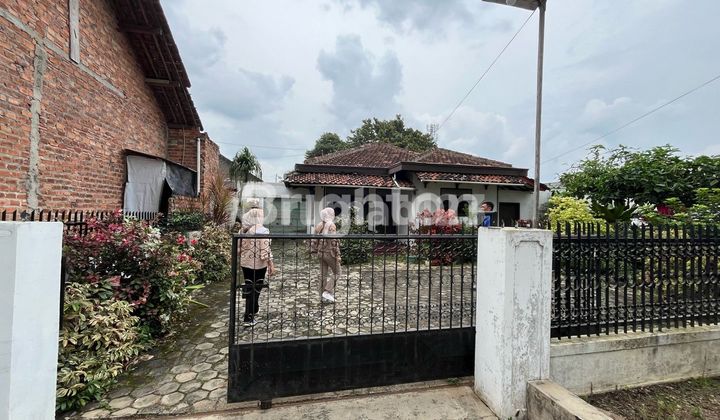 HOUSE ON SUKARNO HATTA STREET