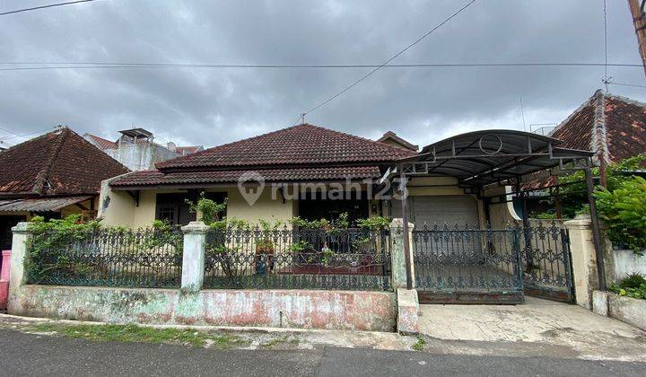 Rumah Tengah Kota Depan Taman di Peterongan Semarang Selatan 1