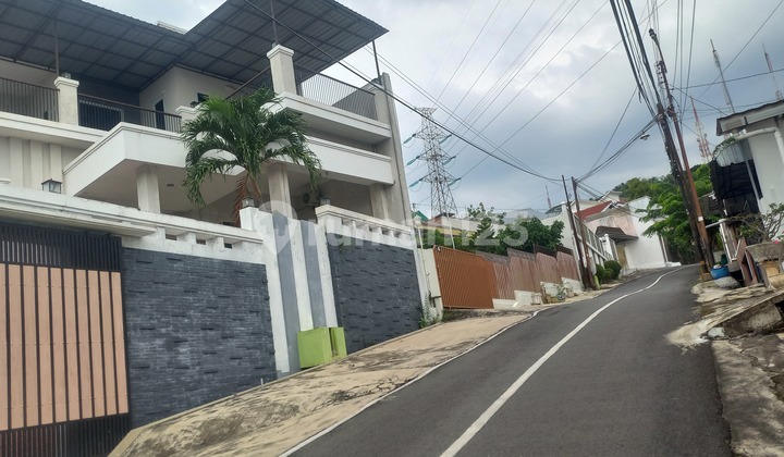 A Grand House with a Swimming Pool in Gombel Permai Raya, Near Candi Golf and Toll Gate Access 2