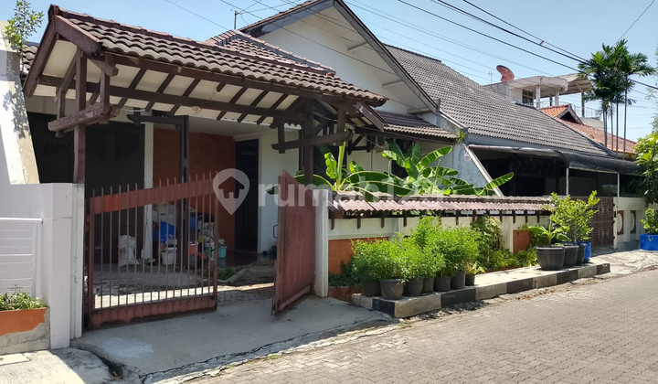 Rumah Tengah Kota Bebas Banjir Jalan Lebar di Pondok Indraprasta 1