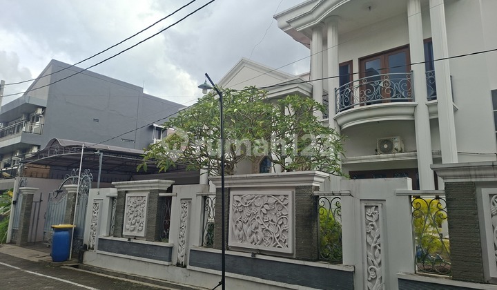 Luxury House with Swimming Pool in Bulusan, Tembalang, Semarang 2