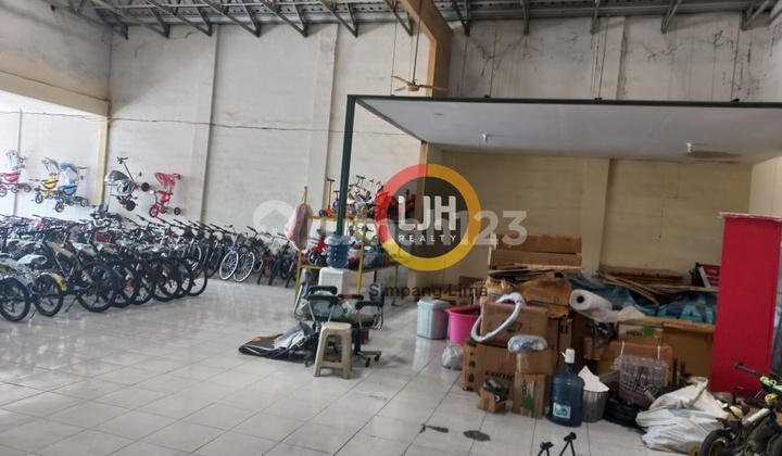 Disewakan ruko luas di Barito 2