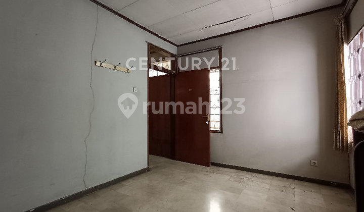 FOR SALE 2-STORY DUTCH ARCHITECTURE HOUSE IN AN ELITE NEIGHBORHOOD OF BANDUNG 2