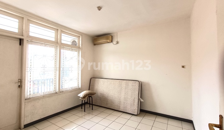 Price Below Market Value...Ready-to-Occupy House in Cideng, Central Jakarta, Flood-Free, Strategic Location