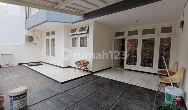 Price Below Market Value...Ready-to-Occupy House in Cideng, Central Jakarta, Flood-Free, Strategic Location