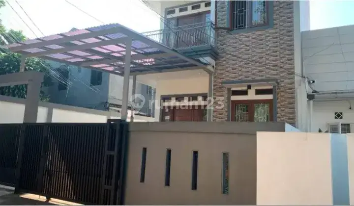 Disewakan Rumah 3 lantai  Bagus Area Sektor 2 Bintaro 1