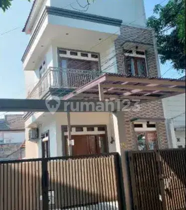 Disewakan Rumah 3 lantai  Bagus Area Sektor 2 Bintaro 2