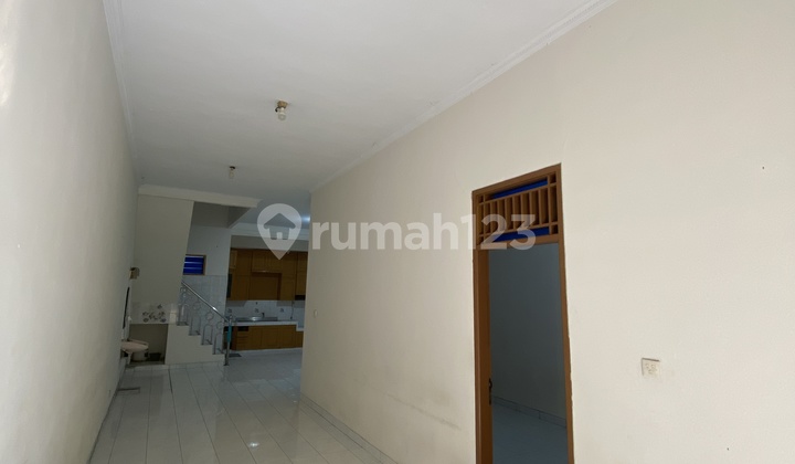 Land House Size 6 X 17 3-Storey Building Suitable for Residence / Business Land House Size 6 X 17 3-Storey Building Suitable for Residence / Business