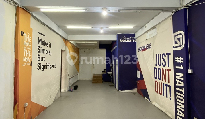 There is a Goods Lift in a 3-Unit Linked Shophouse in Cideng Near Harmoni 2