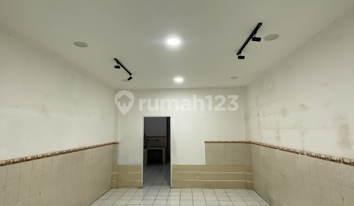 Already has a canopy and can park a car, shop house in Cideng. 2