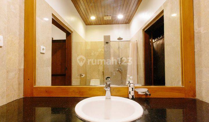 Villa 2 Lantai Siap Huni Bergaya Tropical Balinese Berada Sangat Terawat Dekat Ke Seminyak 3
