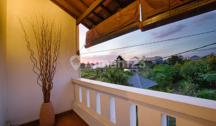 Villa 2 Lantai Siap Huni Bergaya Tropical Balinese Berada Sangat Terawat Dekat Ke Seminyak 11