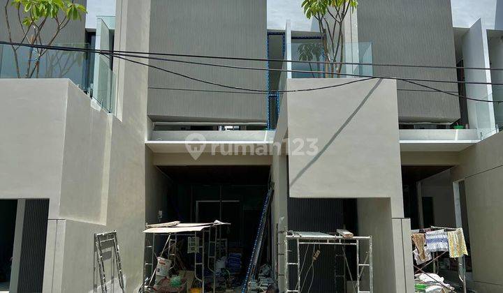 Dijual High Spec, Rumah Industrialis Modern di Manyar Tirtoasri 2