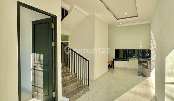 Dijual Rumah Baru Manyar Indah Bergaya American 2