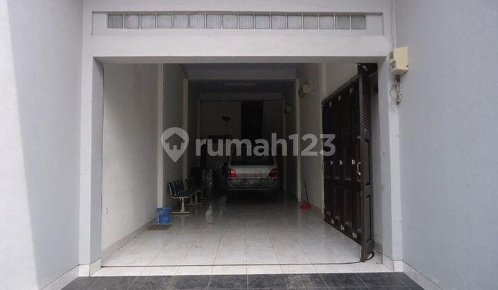 For Rent, Shop House in Makassar near Urip Sumoharjo Road, Maccini Raya Street, Maccini Sawah Street.