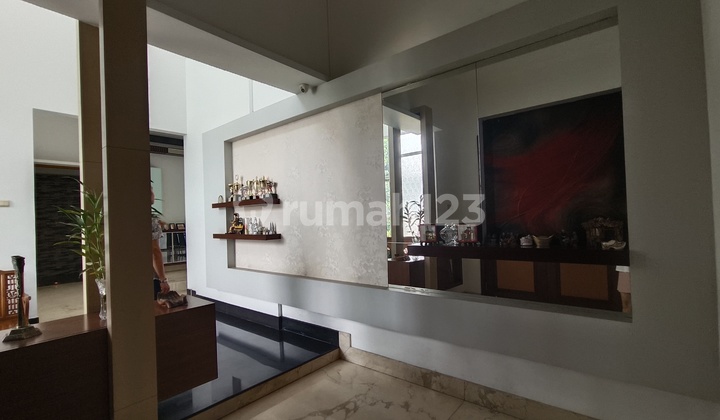 Rumah dengan Taman Besar Asri Telaga Golf BSD 2