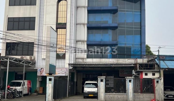 5-Storey Linked Shophouse in Kebayoran Lama Ready to Operate, Strategic Location