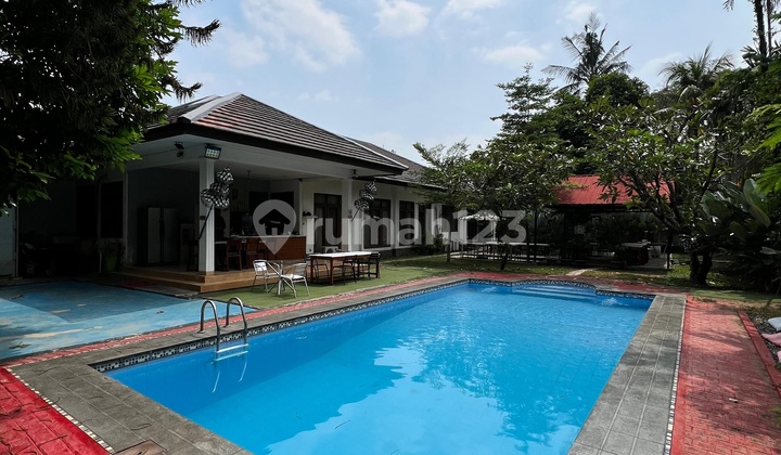 RUMAH CANTIK KEMANG DALAM KOMPLEK, LOKASI STRATEGIS SWIMMING POOL BESAR, GARDEN LUAS