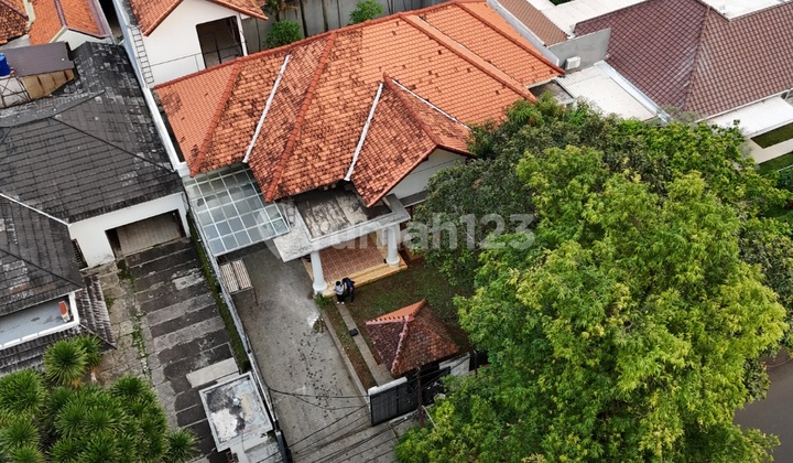  RUMAH CLASSIC TERAWAT KEBAYORAN BARU HITUNG TANAH, GOOD DEALS, LOKASI TENANG, AKSES JALAN LEBAR