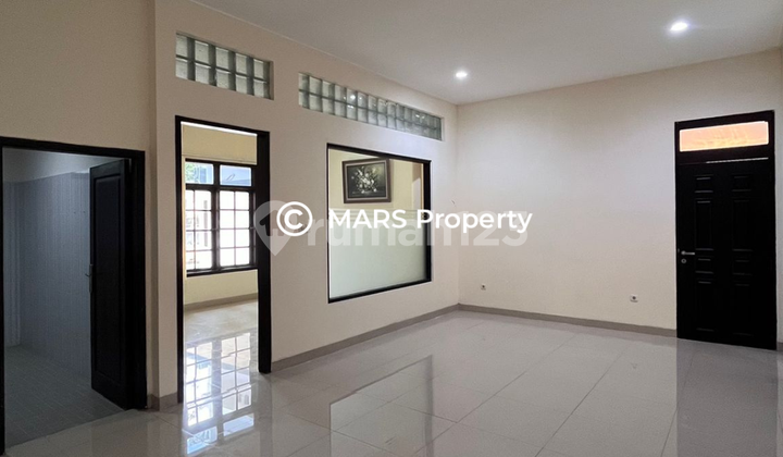 Modern House Menteng Spacious Yard, Many Rooms Prime Location. 2