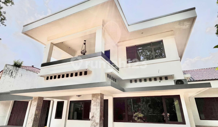 Modern House Menteng Spacious Yard, Many Rooms Prime Location.